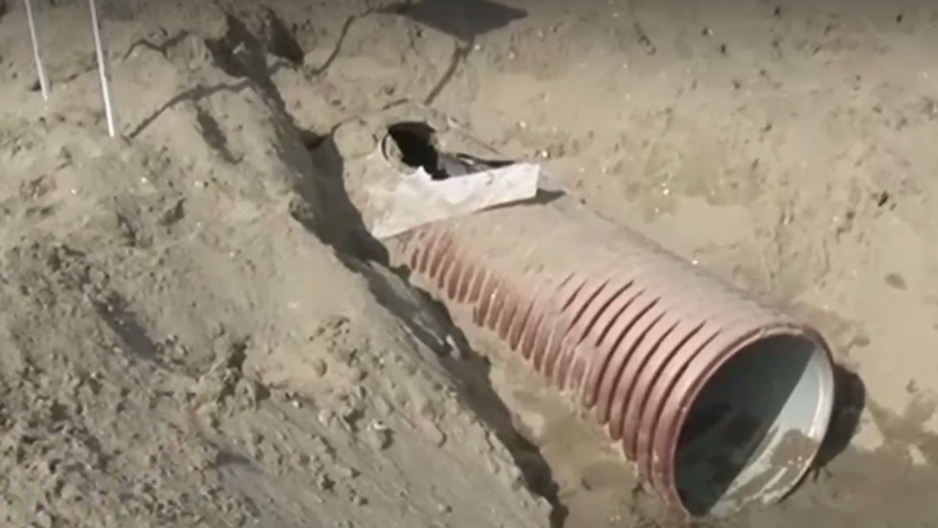 Вандали разрушиха тръба на водосборната канализация на плажа в Крайморие