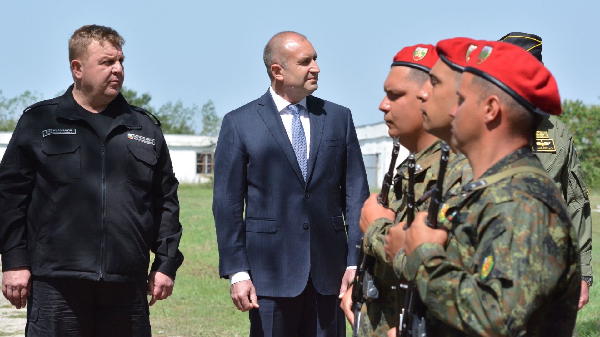 В присъствието на президента Румен Радев министъра на отбраната Красимир