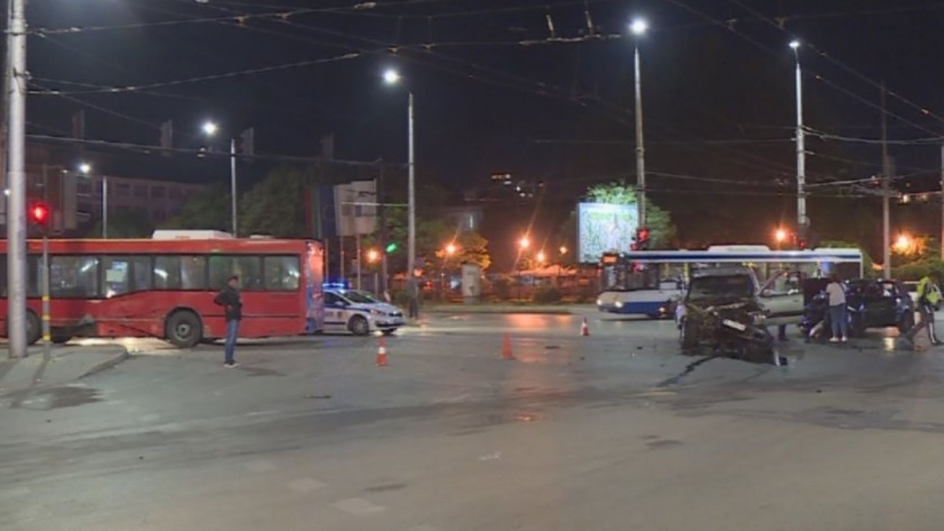 Шофьор на градски автобус във Варна е блъснал снощи два