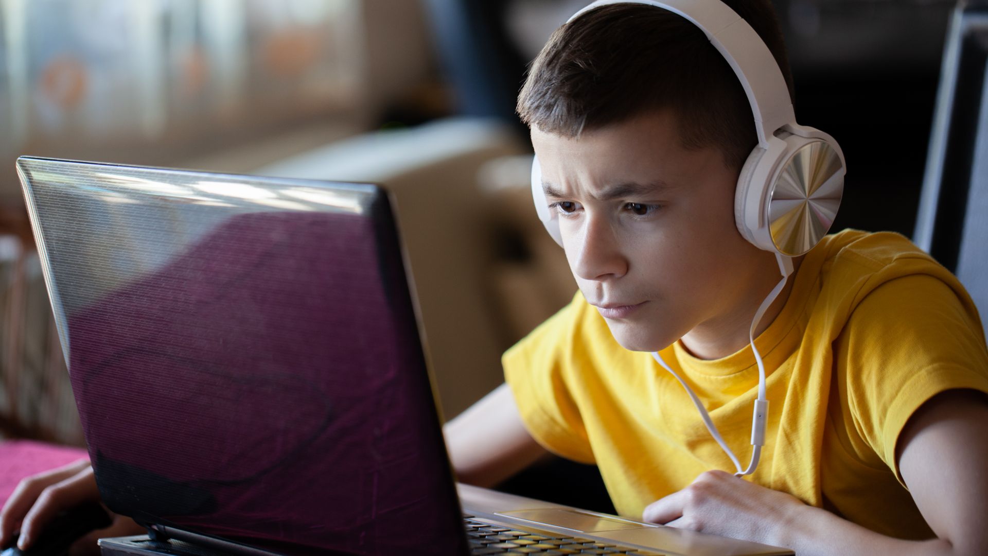 Семейства с деца на онлайн обучение ще имат право на целеви помощи