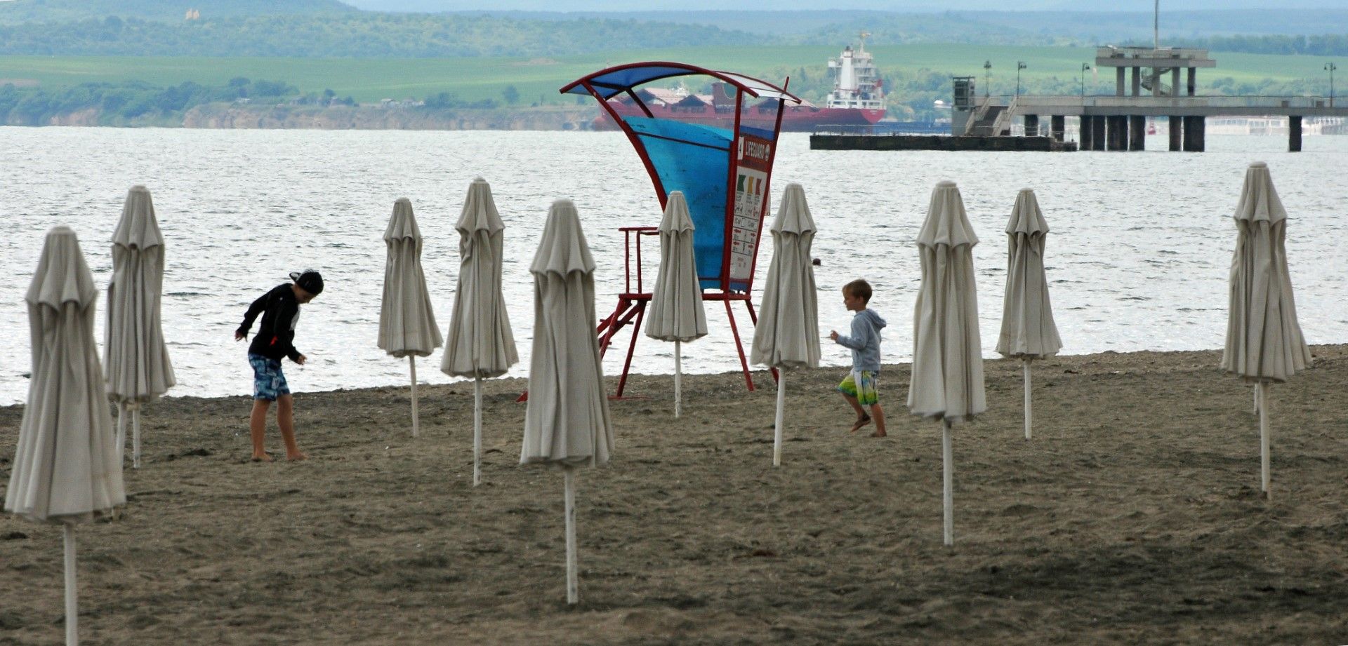 На северния плаж в Бургас поставиха чадъри на подходящо отстояние, и монтираха новите вишки за водните спасители