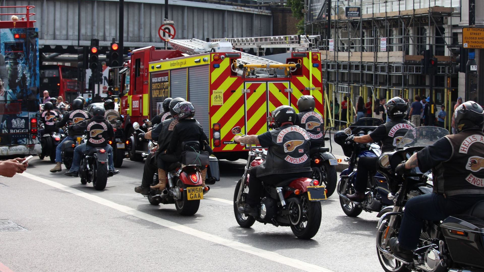 Неизвестни лица са се врязали с автомобил в група хора