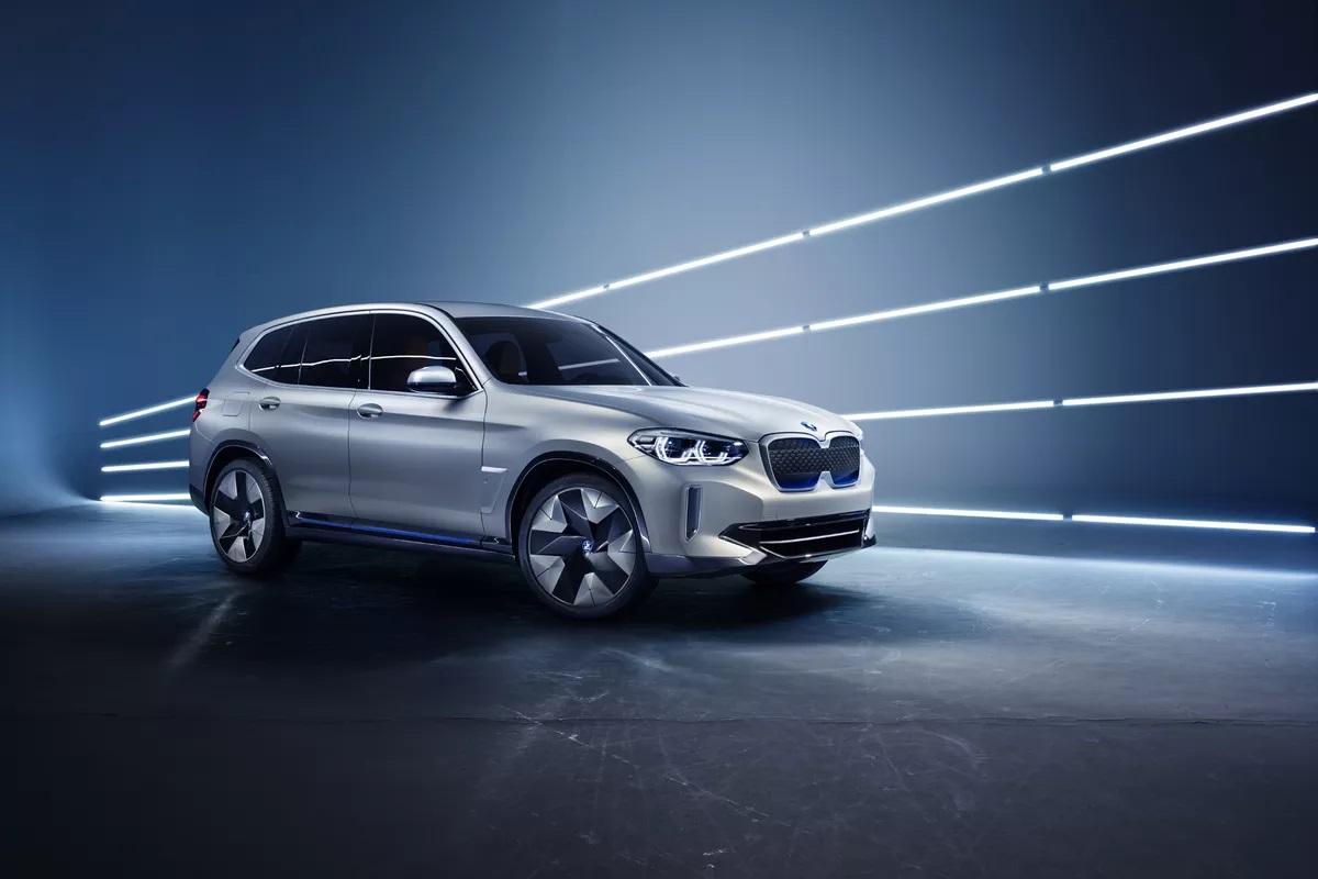 BMW продължава подготовката за изцяло електрическия iX3