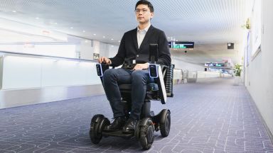 Роботи-столове тръгнаха из летище в Токио