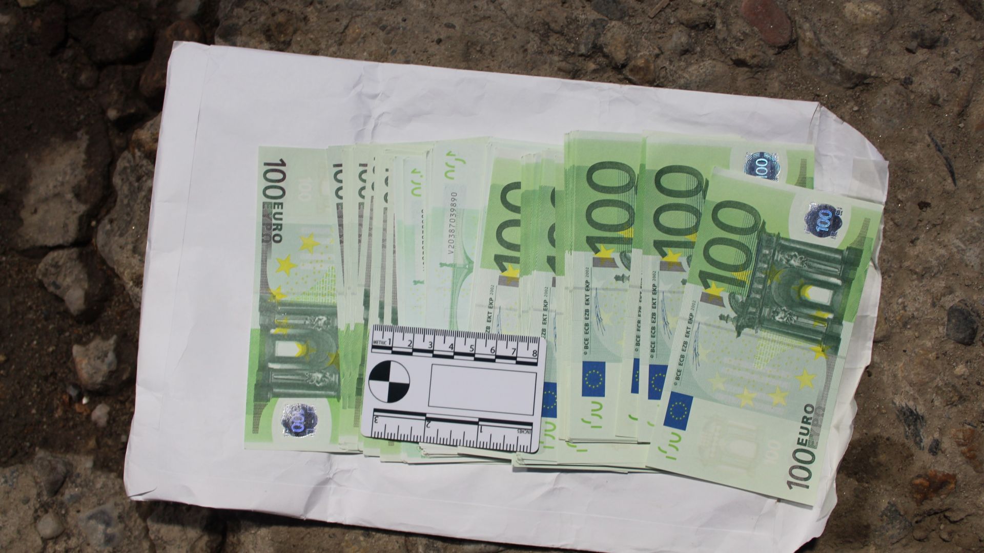 Хванаха туркиня да пренася 13 500 евро в сутиена