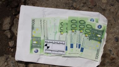 Хванаха туркиня да пренася 13 500 евро в сутиена