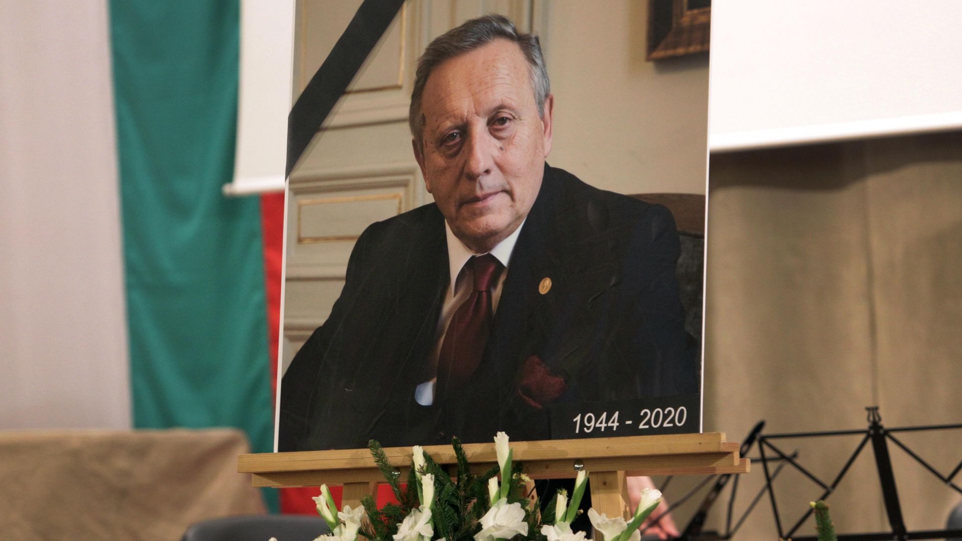 Въпреки проливния дъжд стотици чакаха на дълга опашка пред сградата