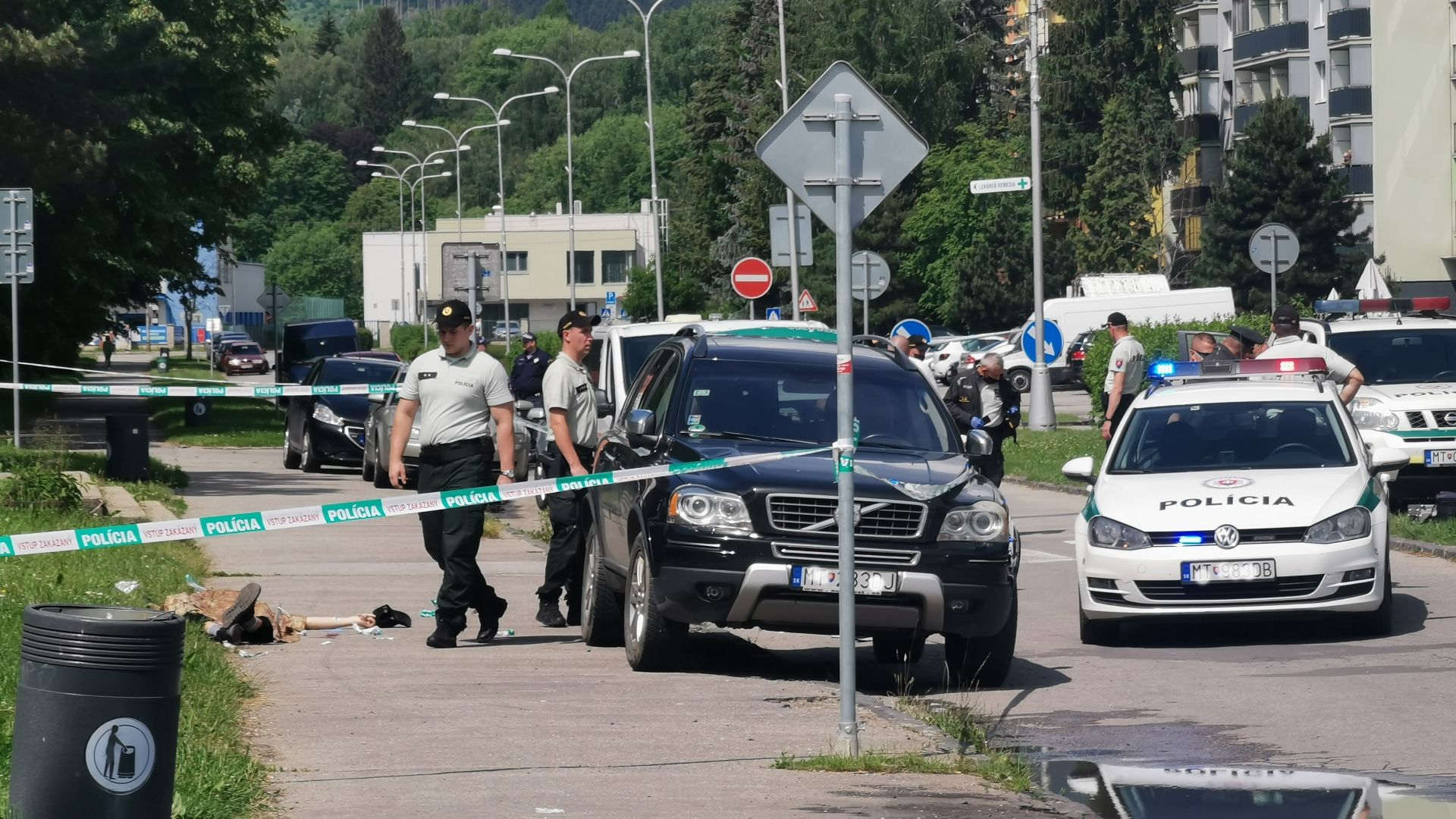 Полицията на Словакия съобщи че е застреляла мъж който нападнал
