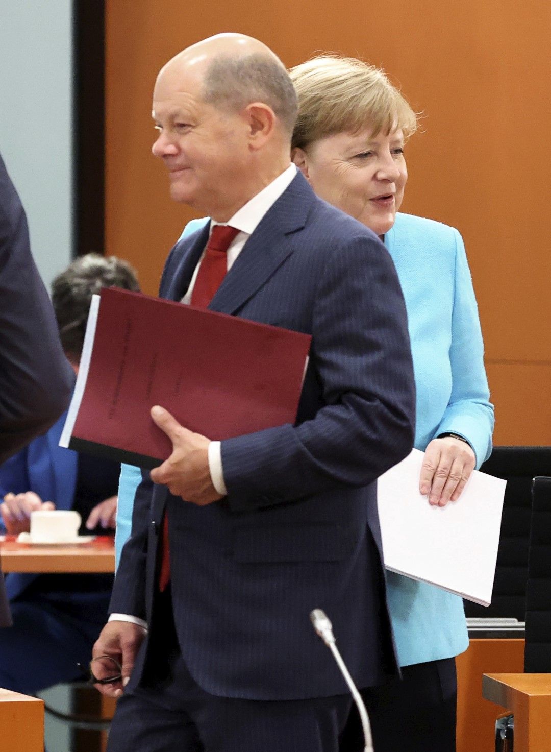 Канцлерът Ангела Меркел и финансовият министър Олаф Щолц по време на заседание на правителството