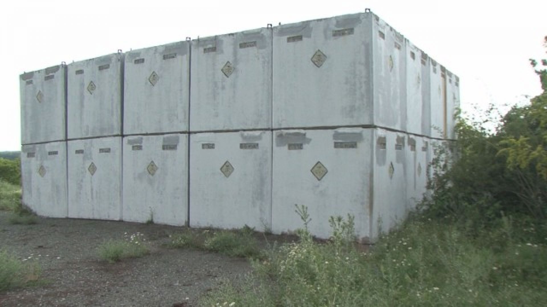 Необезопасени варели с опасни химически отпадъци струпани на площадка край