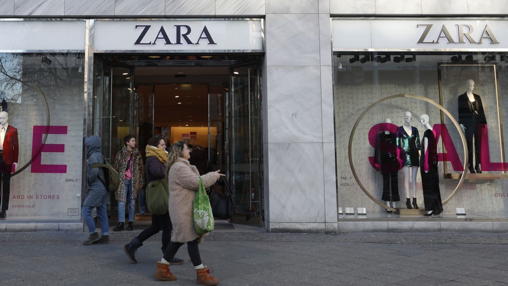 Собственикът на Zara затваря 1200 магазина