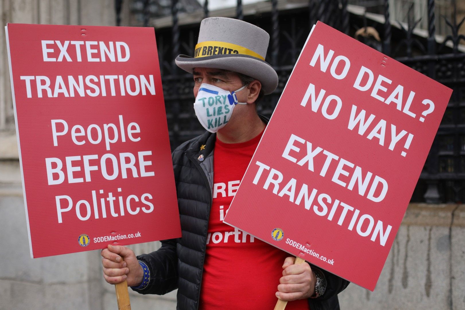 10 юни. Протест пред парламента в Лондон. Мъж държи плакат, в който иска удължаване на преходния период за преговори за сделка между Велокобритания и ЕС и който изтича в края на 2020 г. Юли е крайният срок, в който Лондон може да поиска удължаване