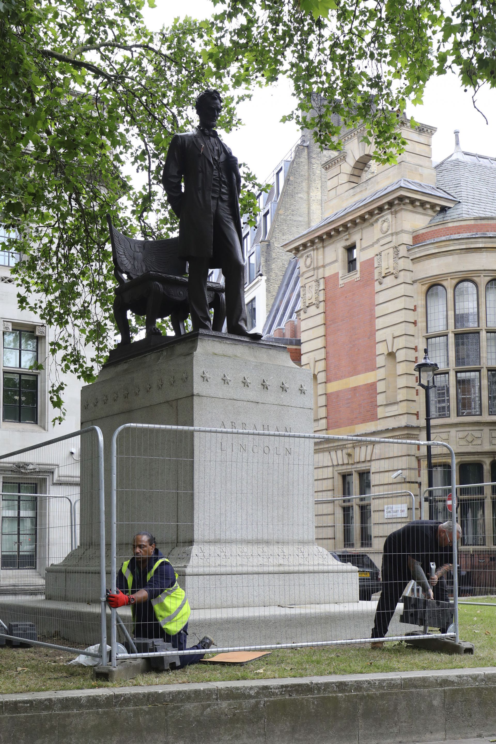 Бариерите са издигнати около статуята на бившия президент на САЩ Ейбрахам Линкълн в Лондон Бариерите са издигнати около статуята на бившия президент на САЩ Ейбрахам Линкълн в Лондон