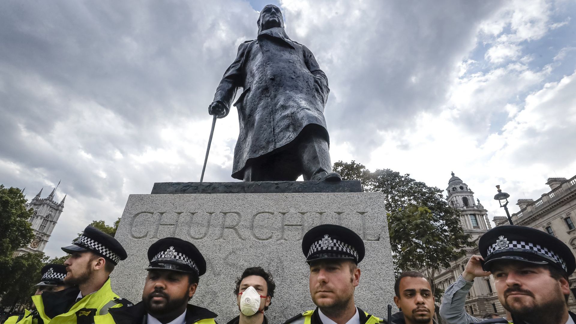 Британската полиция охранява емблематична статуя на британския военновременен лидер Уинстън