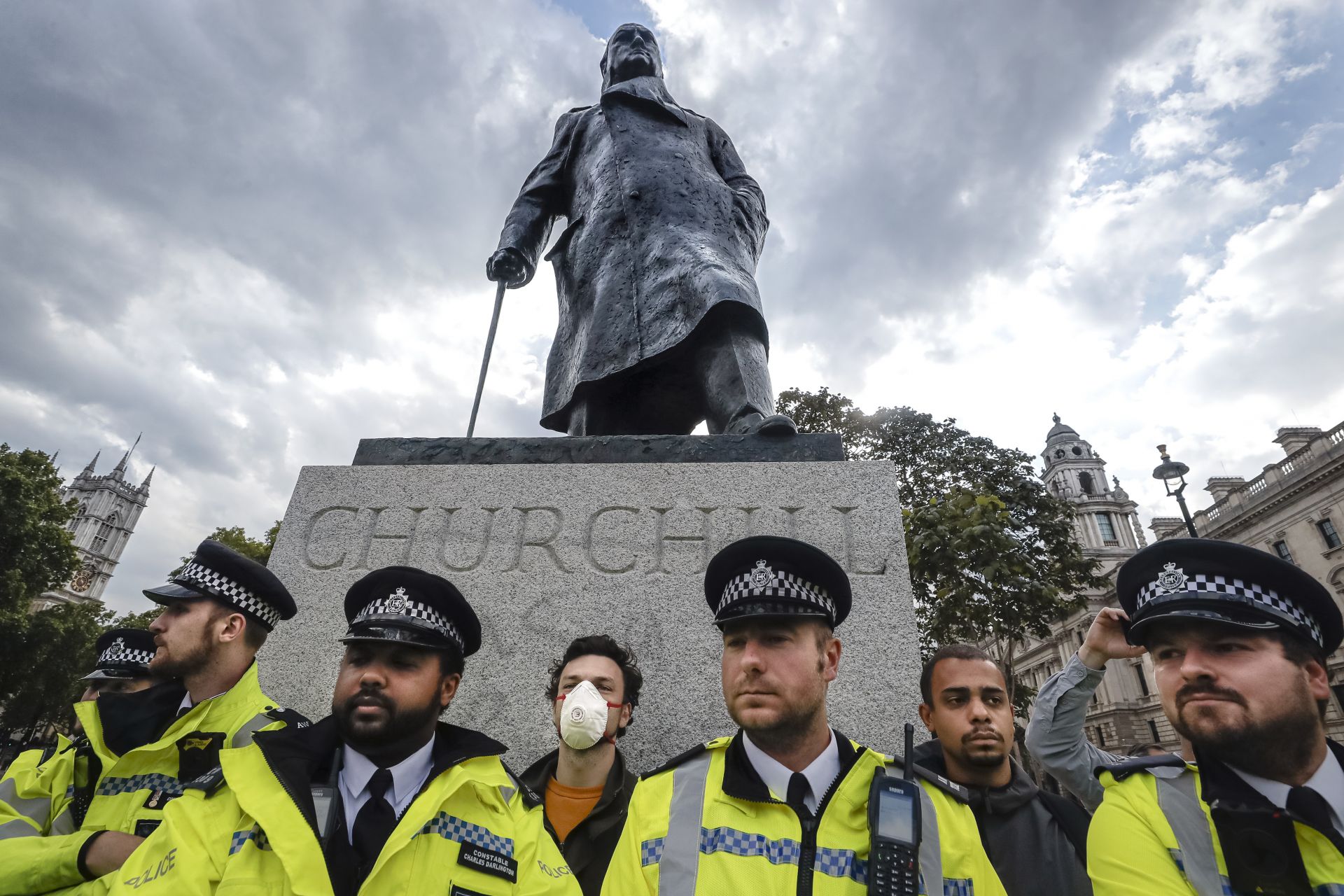 Британски полицаи пазят статуята на Чърчил в Лондон  от протестите  в подкрепа на Black Lives Matter 