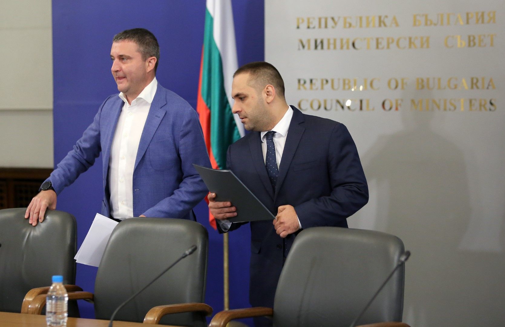 министърът на финансите Владислав Горанов и министърът на икономиката Емил Караниколов представиха сделката след извънредно заседание на правителството