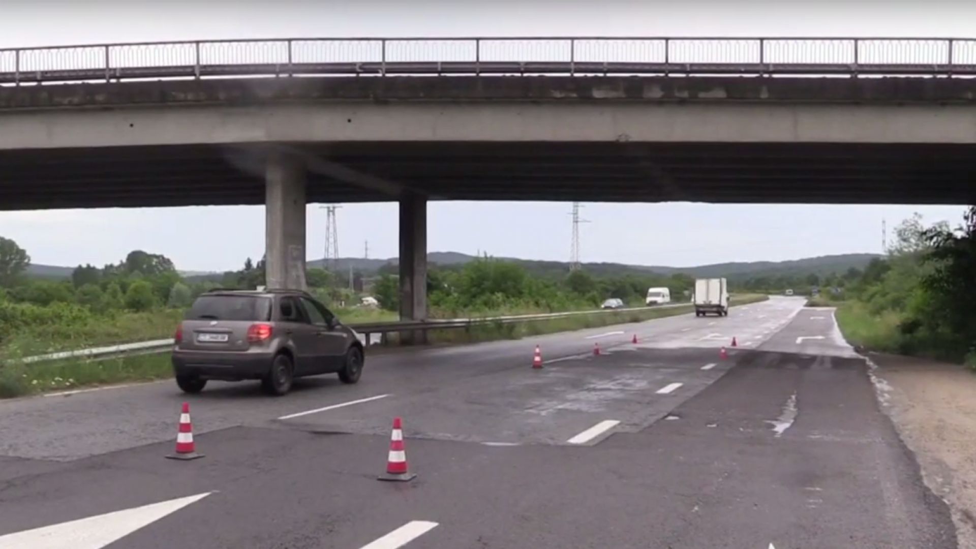 Неправилно натоварен извънгабаритен багер счупи трегерите на мостово съоръжение по