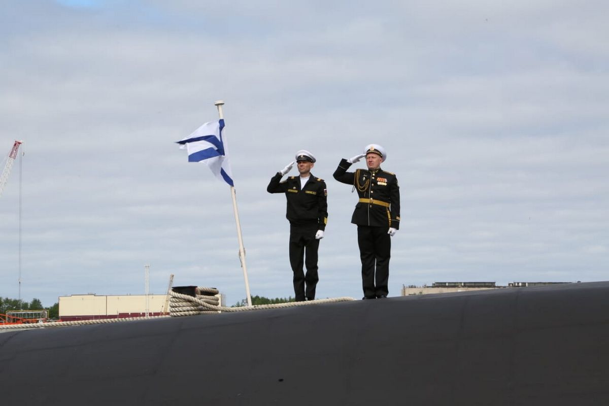 Морският флаг на Русия се издига на подводницата