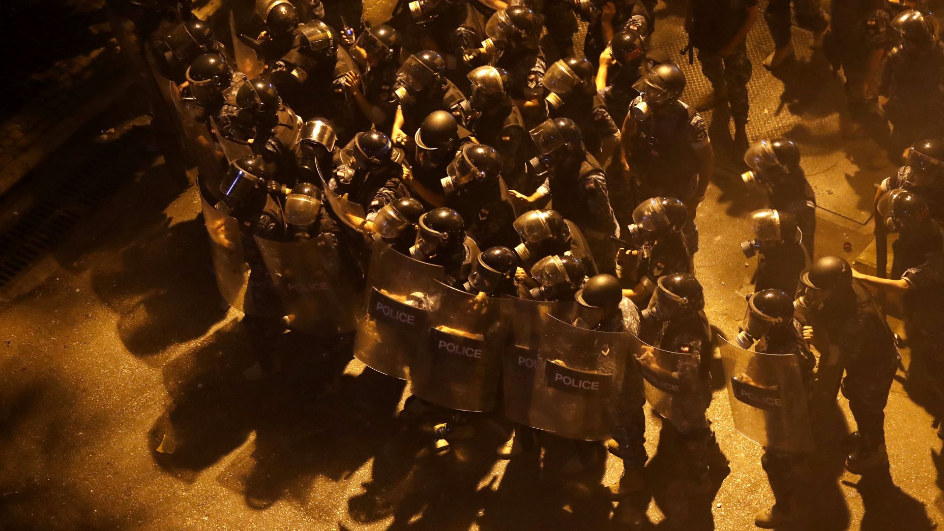 Протестиращи в Ливан палиха пътища и влязоха в сблъсъци със