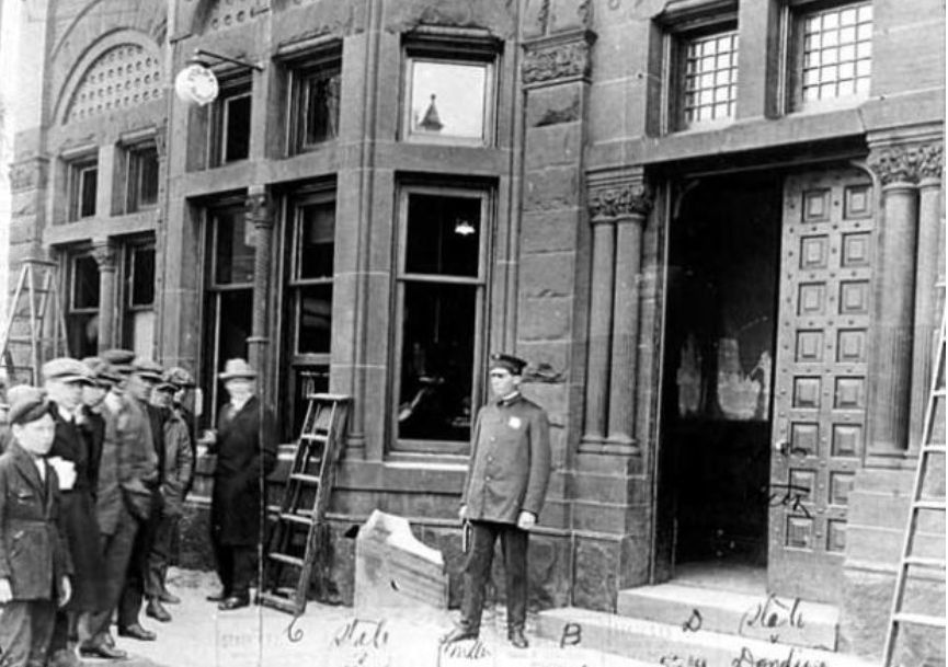 Юни 1920 г. - Фасадата на полицейския участък в Дълут след нападението на жадната за личн тълпа