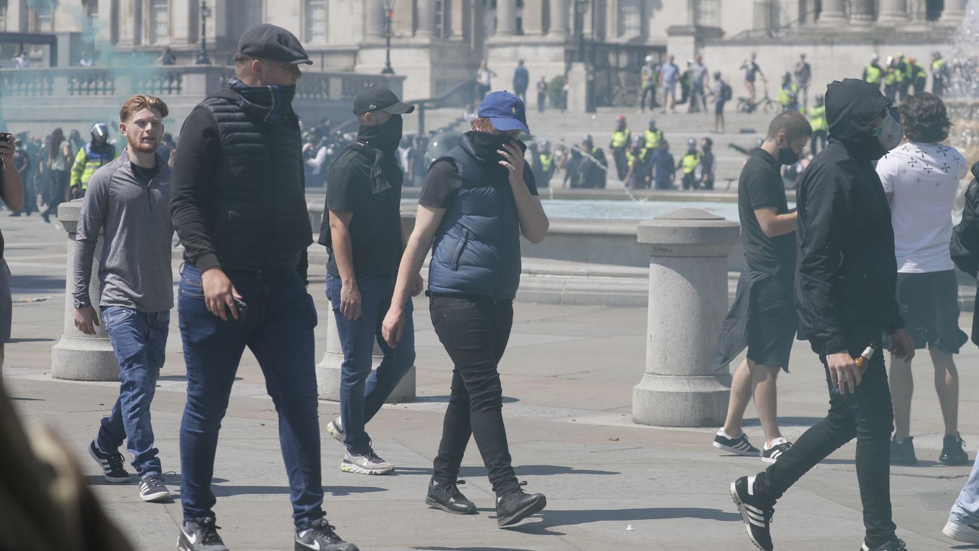 Сблъсъци избухнаха на лондонския площад Трафалгар днес между крайнодесни протестиращи