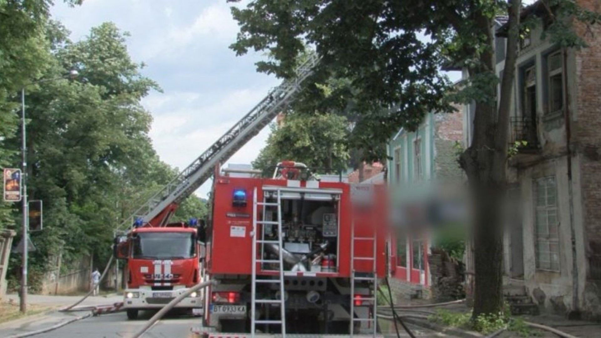 Стара триетажна къща горя в центъра на Велико Търново Пламъците