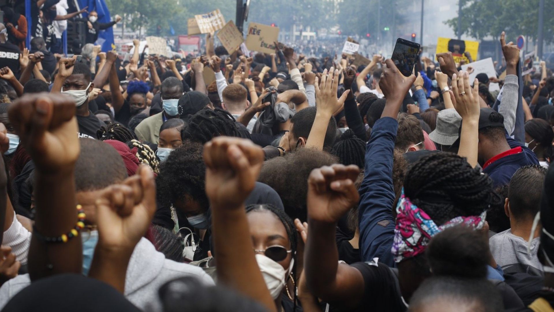 Няколко хиляди души се събраха днес следобед на протест срещу