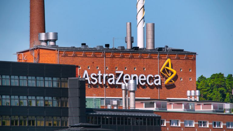 Фармацевтичната компания Астра Зенека е информирала ЕС, че ще съкрати