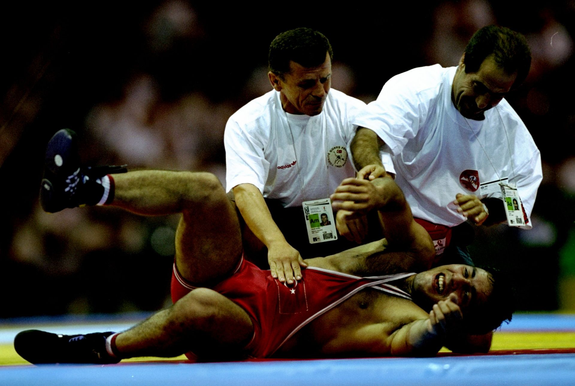 Хамза Йерликая (в червено) е олимпийски медалист по борба