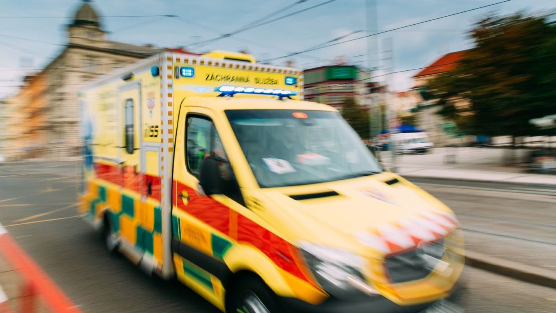 Автобус и пътнически влак се удариха днес на около 30