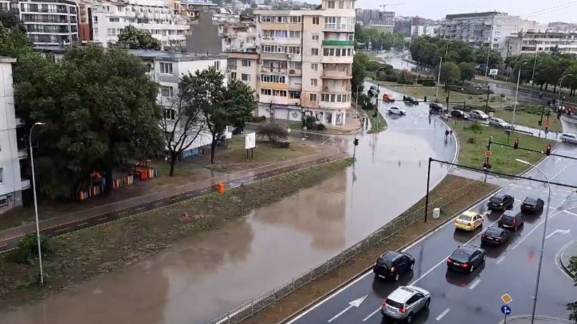 Пороен дъжд се изля следобед над Варна и затвори част