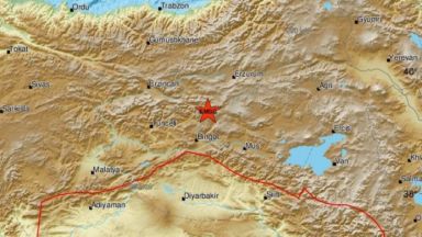 5,9 по Рихтер разтресе Турция, ранени са военни