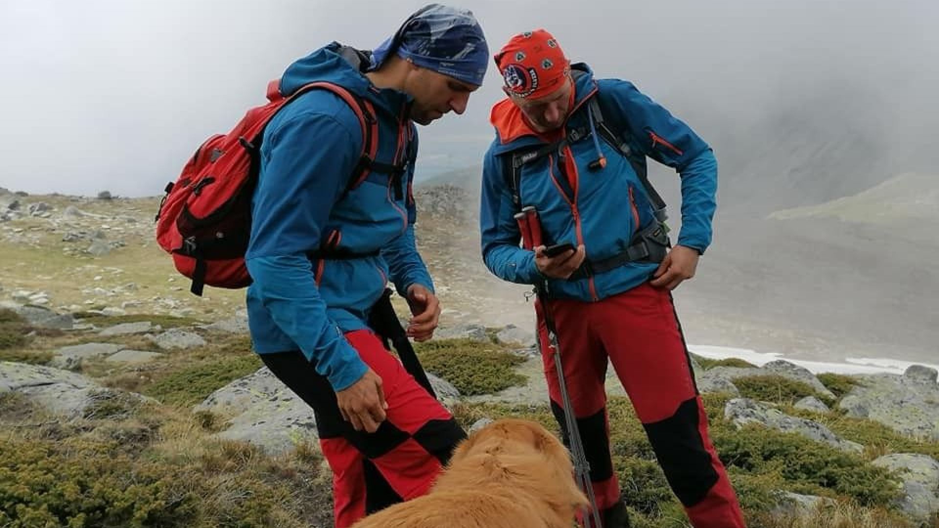 На скала от която извира и струи вода попаднали в