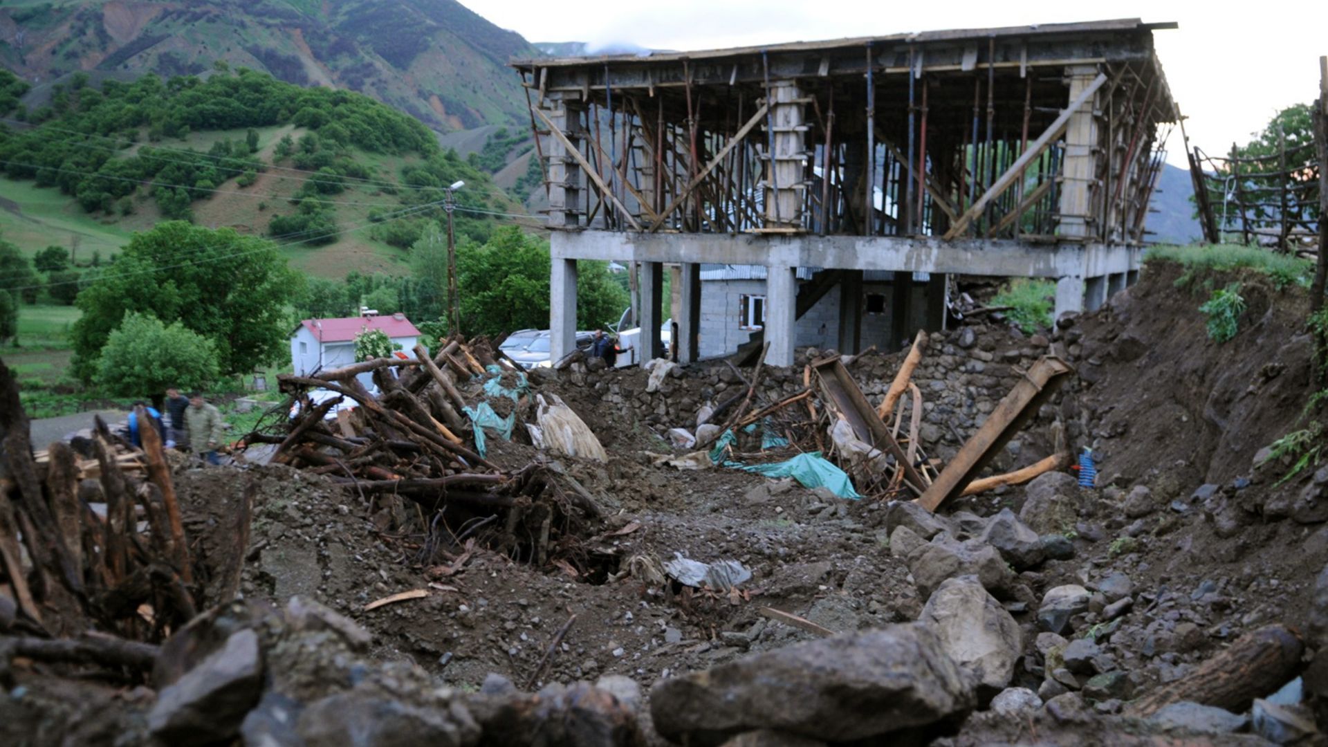 Един човек е загинал и най малко 18 са ранени при