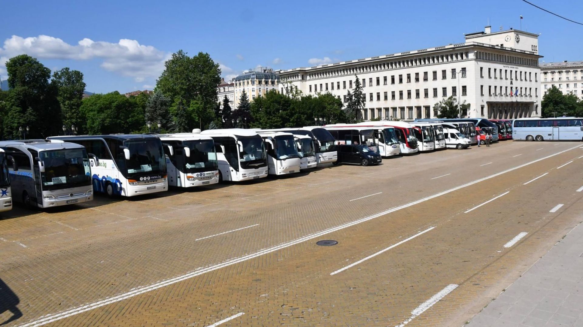 Туристически автобуси с екскурзоводи туроператори и хотелиери от цялата страна