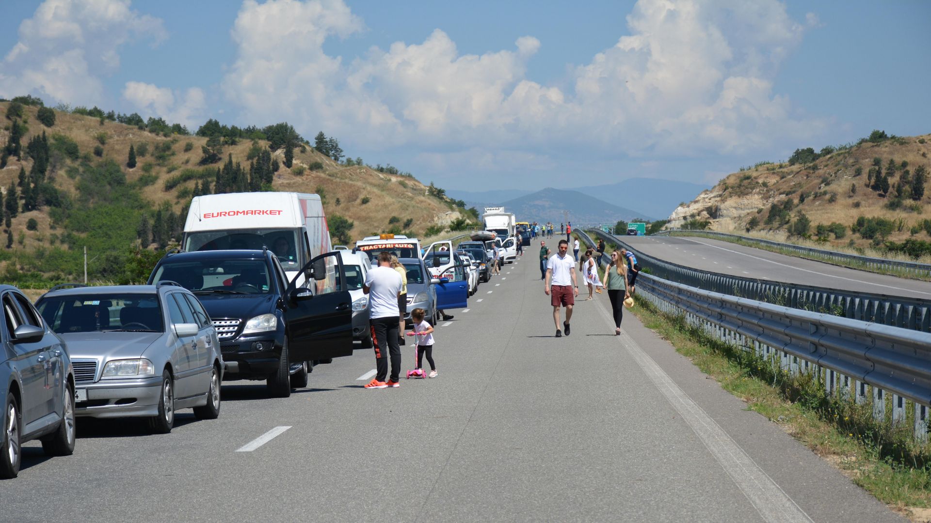 Гърция върна стотици автомобили със сръбски туристи което предизвика недоволството