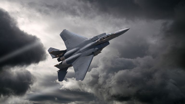 Американски  F-15 Eagle се е разбил в Кувейт, пилотът е катапултирал и е жив (видео)