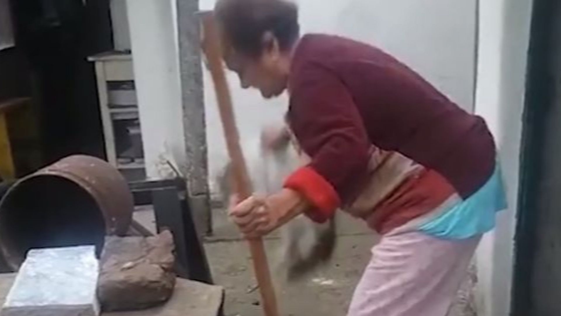 Двама души на 85 и 90 г са привлечени