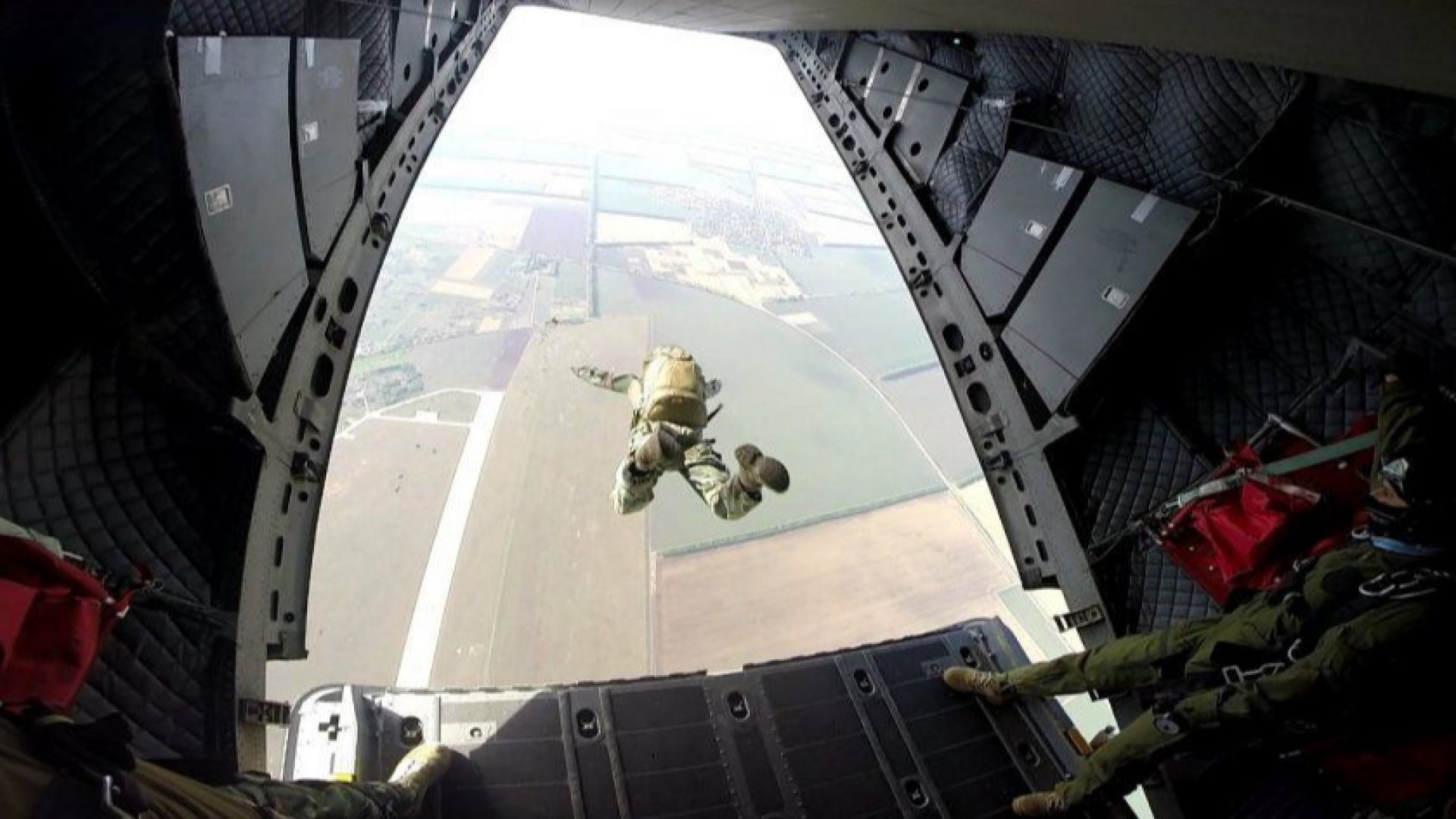 Над 300 парашутни скока бяха изпълнени по време на подготовка