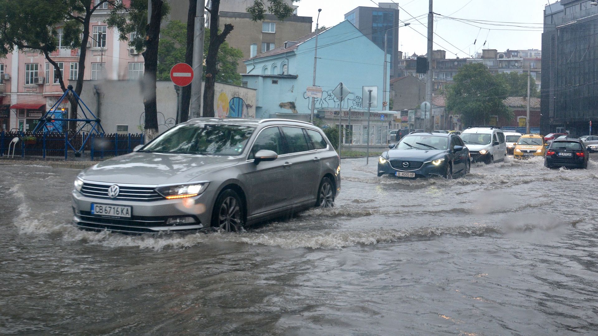 Дъжд отново наводни новоремонтиран булевард във Варна (снимки)