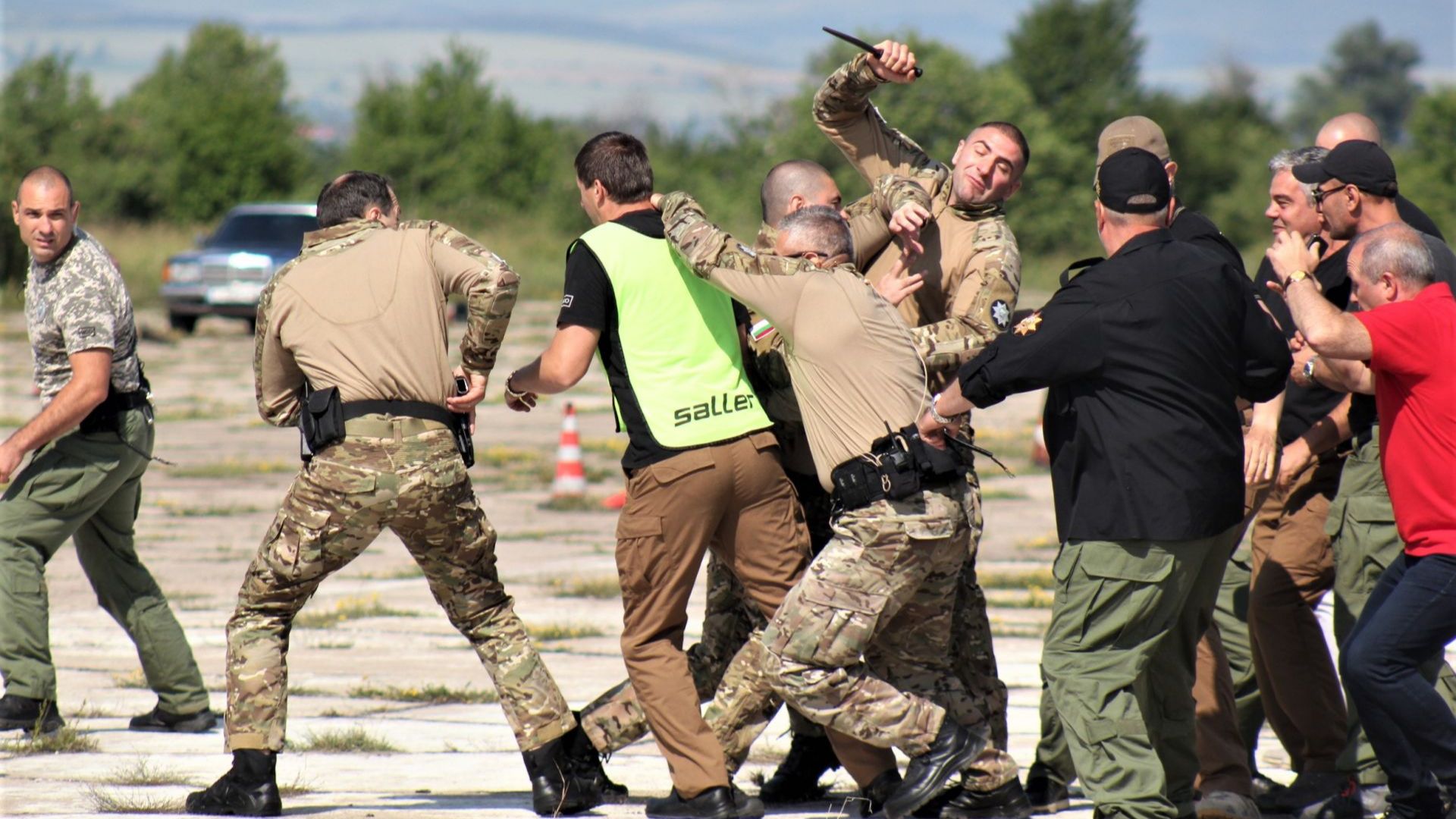 Служители на НСО демонстрираха евакуация на охраняемо лице пред президента