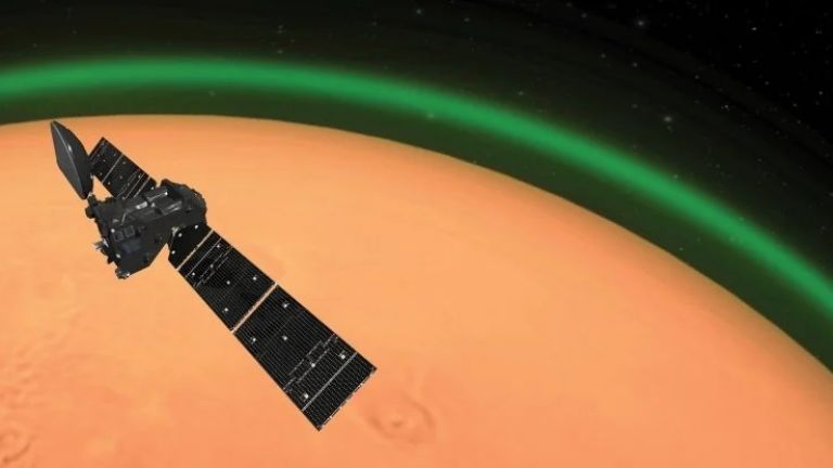 Заснеха зелено сияние над Марс