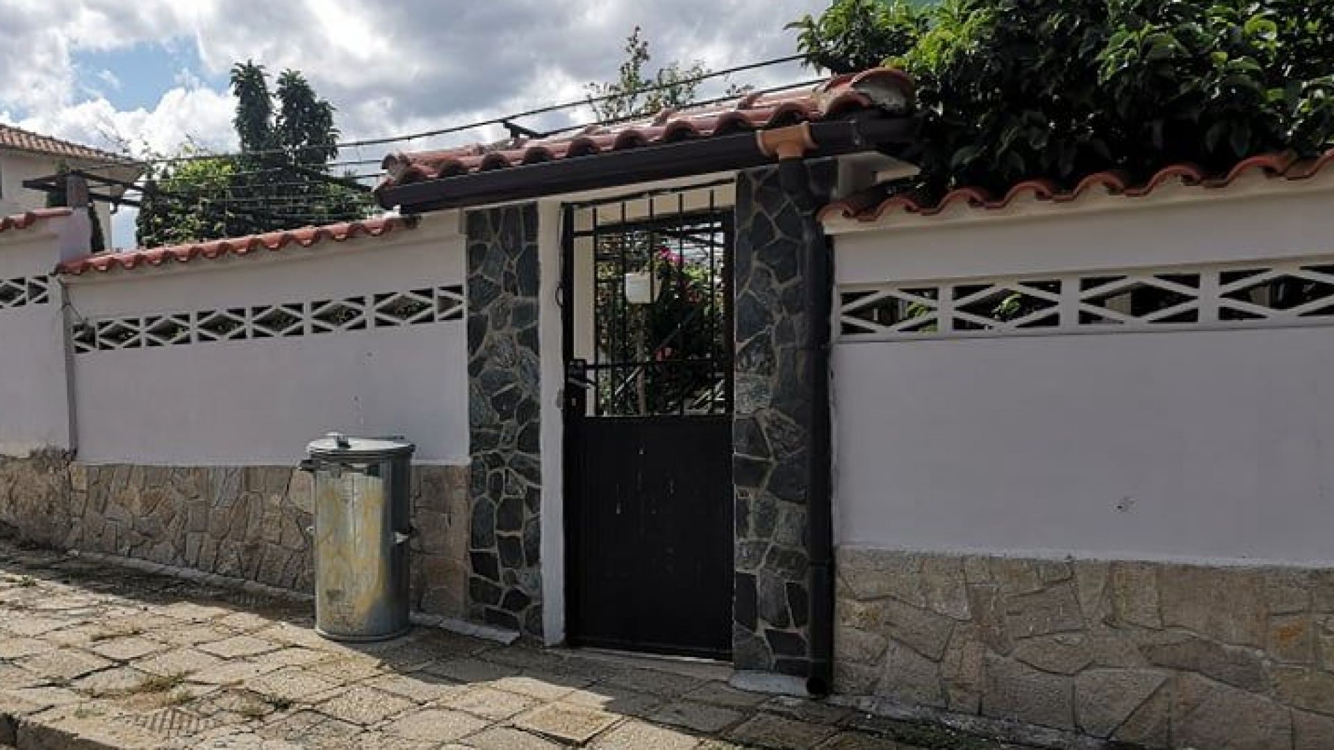 Брутален клип как мъж бие кучето си разпространен в социалните