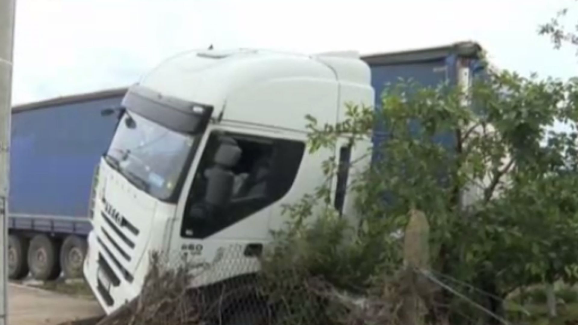 ТИР с румънска регистрация влезе в двора на къща в