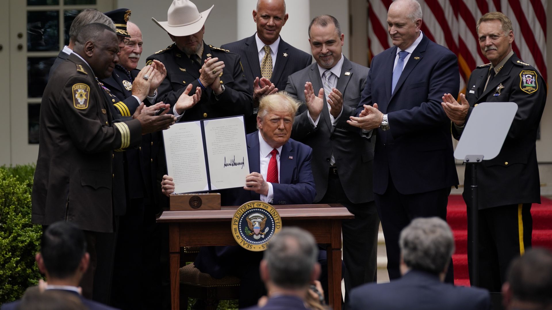 Доналд Тръмп подписа указ за реформа в полицията (снимки)