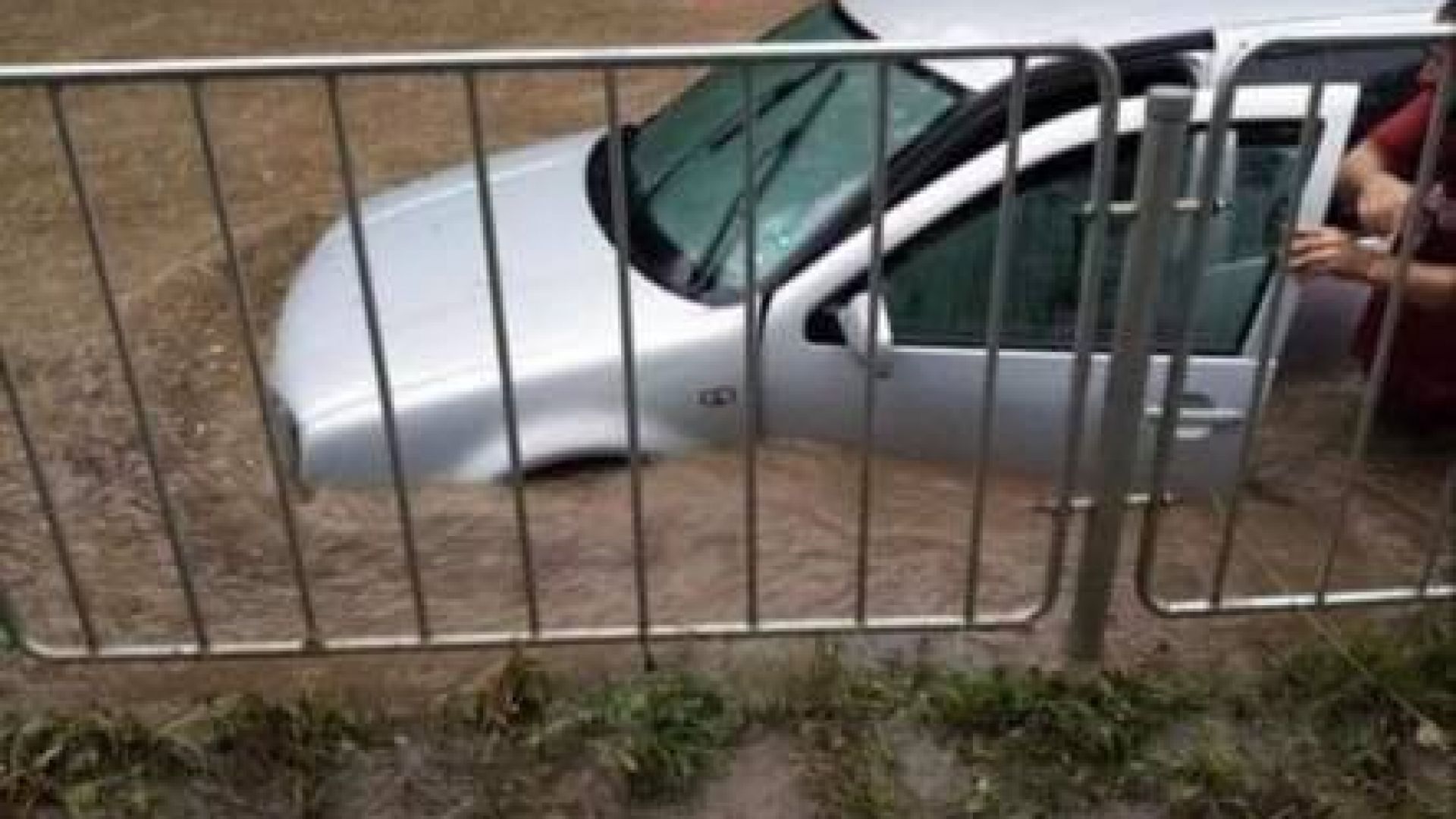 Бури градушки и наводнения нанесоха сериозни щети на много места