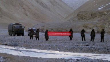  Бой с юмруци и камъни сред индийски и китайски бойци в Хималаите: десетки починаха 