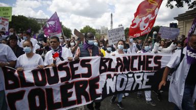 Френските здравни работници изляха недоволството си по улиците