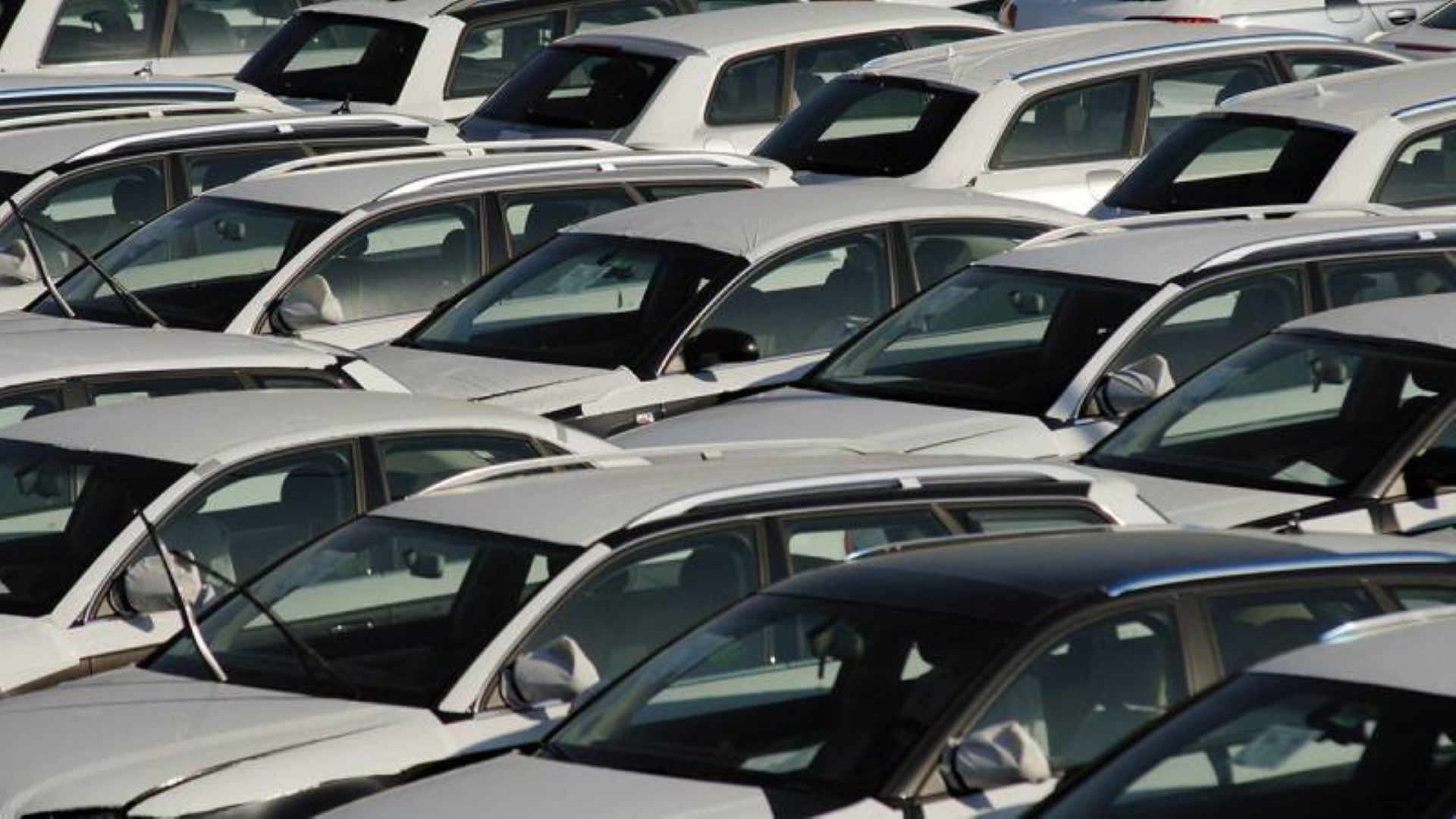 броят на новите леки автомобили, продадени в целия Европейски съюз*, спадна от 1,217,259 през май 2019 г. до 581 161 през май тази година