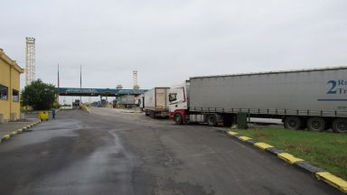 Шестима сирийски граждани на възраст между 12 и 39 години